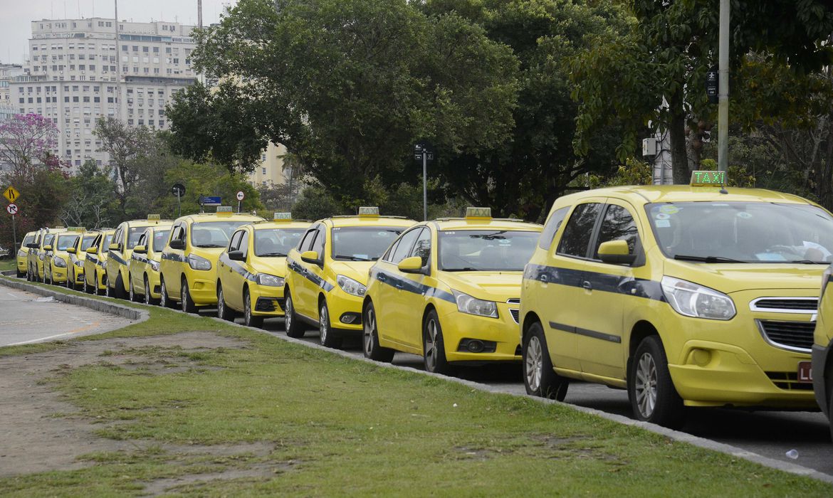 Regras do auxílio-taxista: desafios para prefeituras com prazo curto e dificuldades técnicas